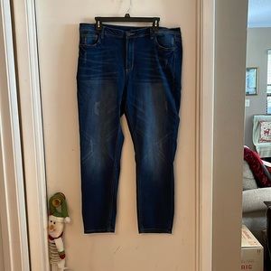 Loraletter Distressed Jeans